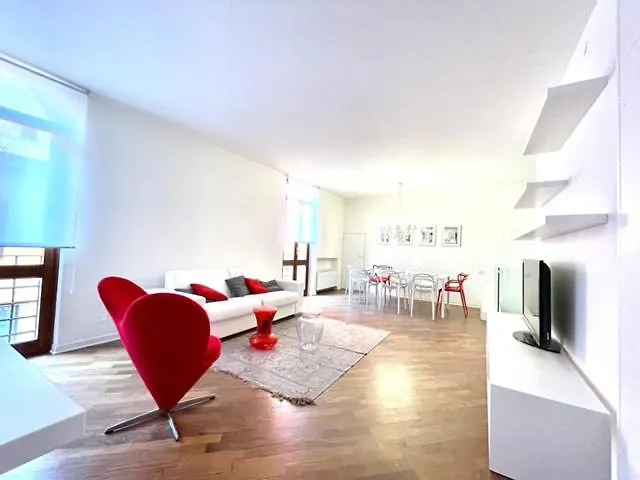 Ampia moderna casa su 2 piani nel cuore di Verona
