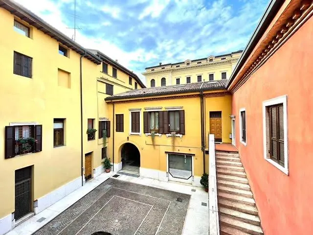Appartamento Ampia moderna casa su 2 piani nel cuore di Verona Italia